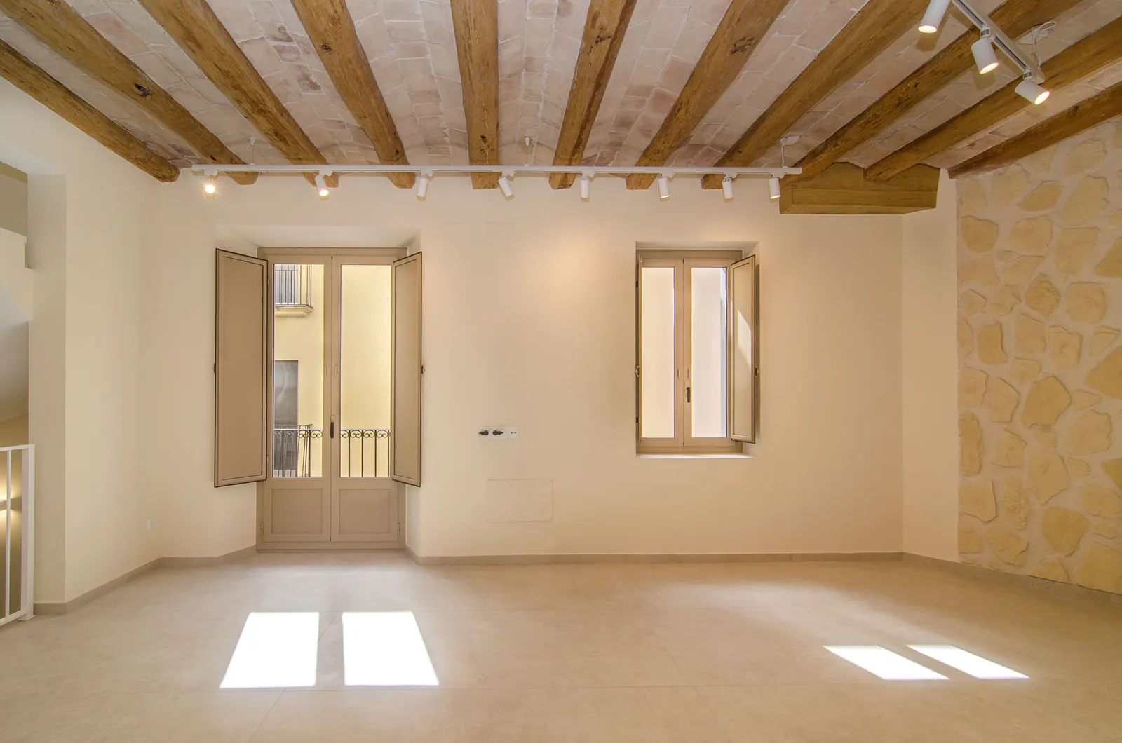 Sala amb bigues de fusta originals a la rehabilitació de Carrer Fossar Vell, Vilanova i la Geltrú